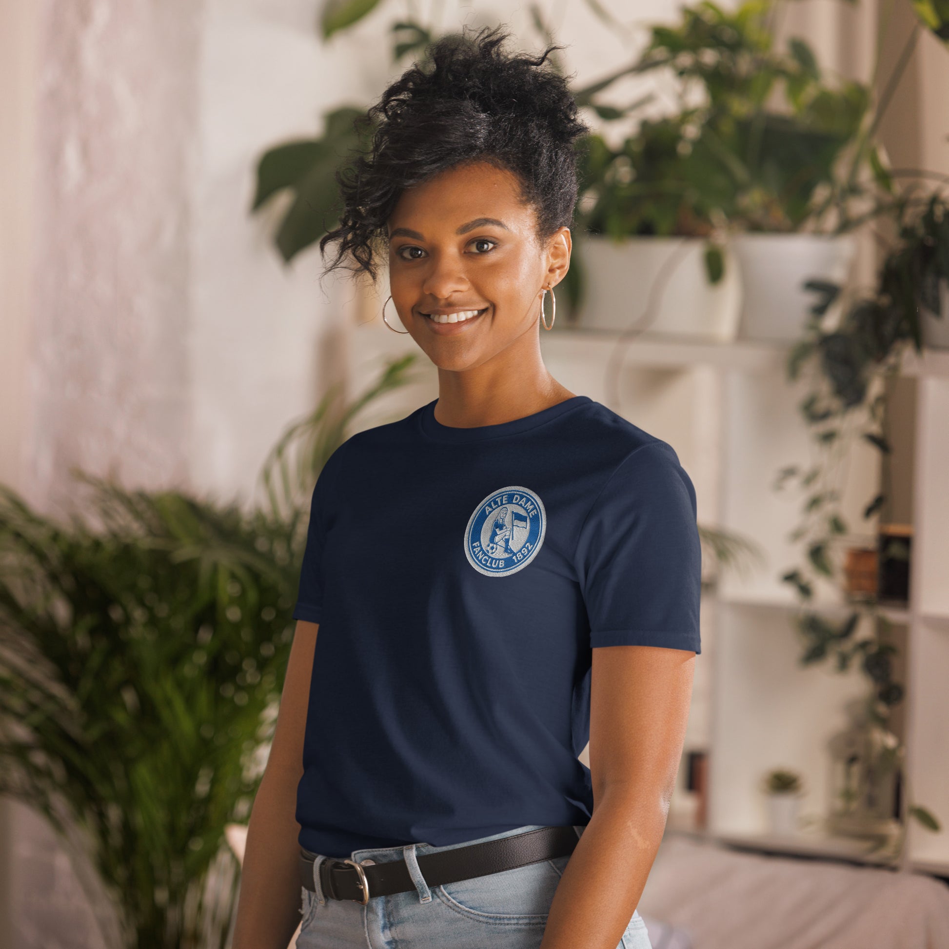 Unisex-Navy T-Shirt von Sportswear Iron Monkey 23 mit Fanclub Alte Dame 1892 Aufdruck, weiches Baumwollmaterial, vorne links.