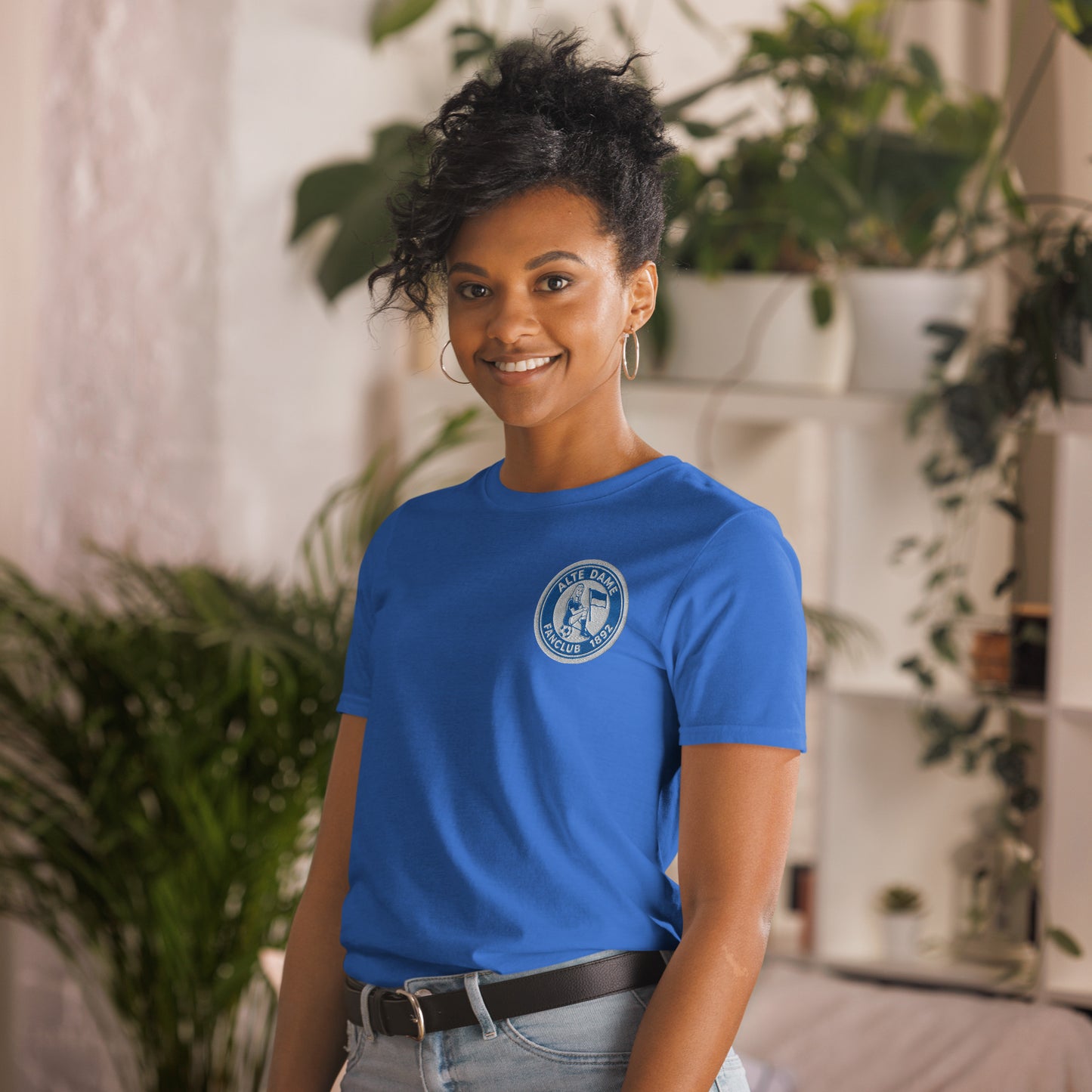 Unisex-Kurzarm-Shirt von Sportswear Iron Monkey 23 mit Fanclub Alte Dame 1892, royalblau, links vorne, weiches Baumwollmaterial