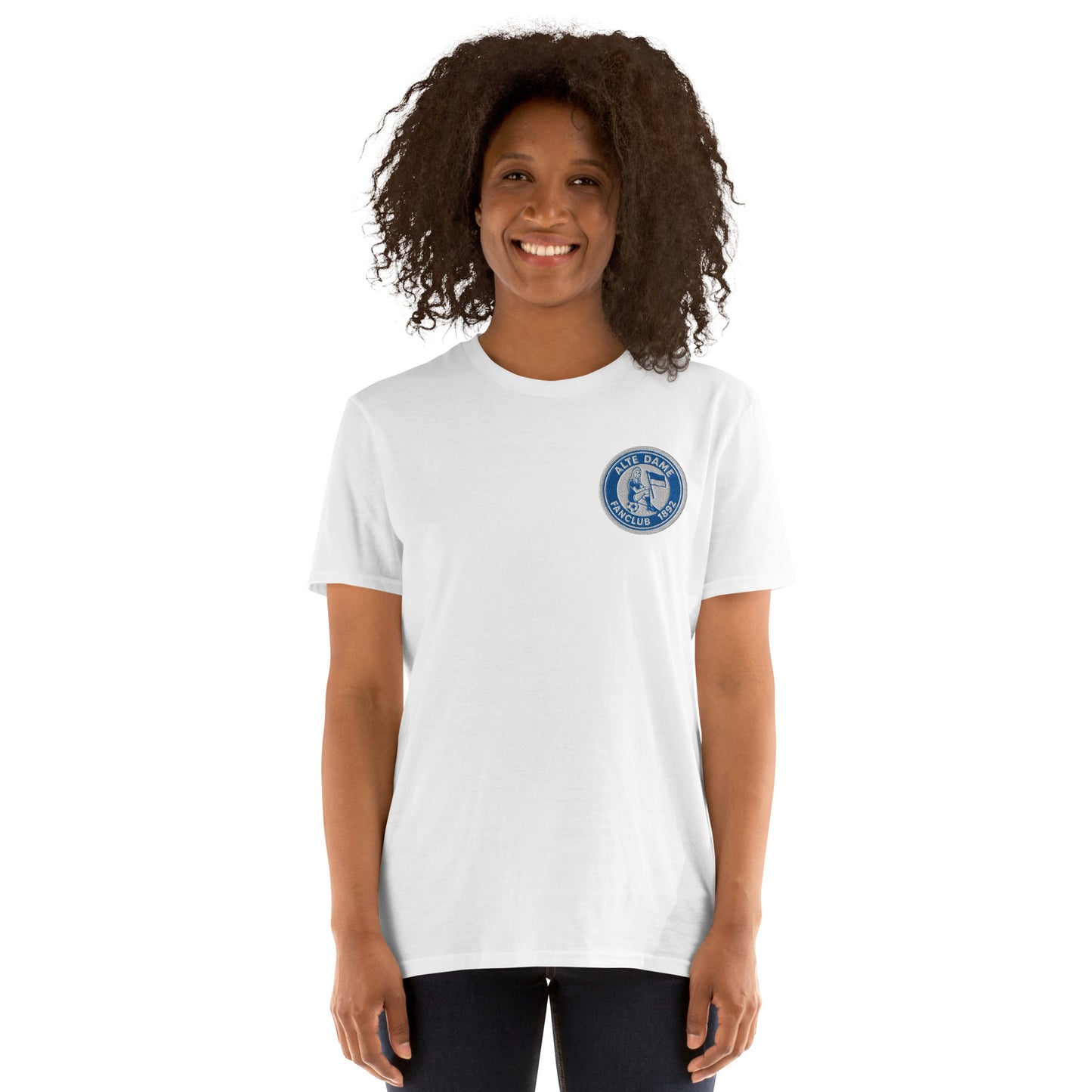 Weißes unisex T-Shirt von Sportswear Iron Monkey 23 mit Fanclub Alte Dame 1892 Aufdruck, bequemes Basic-Design, Frontansicht.