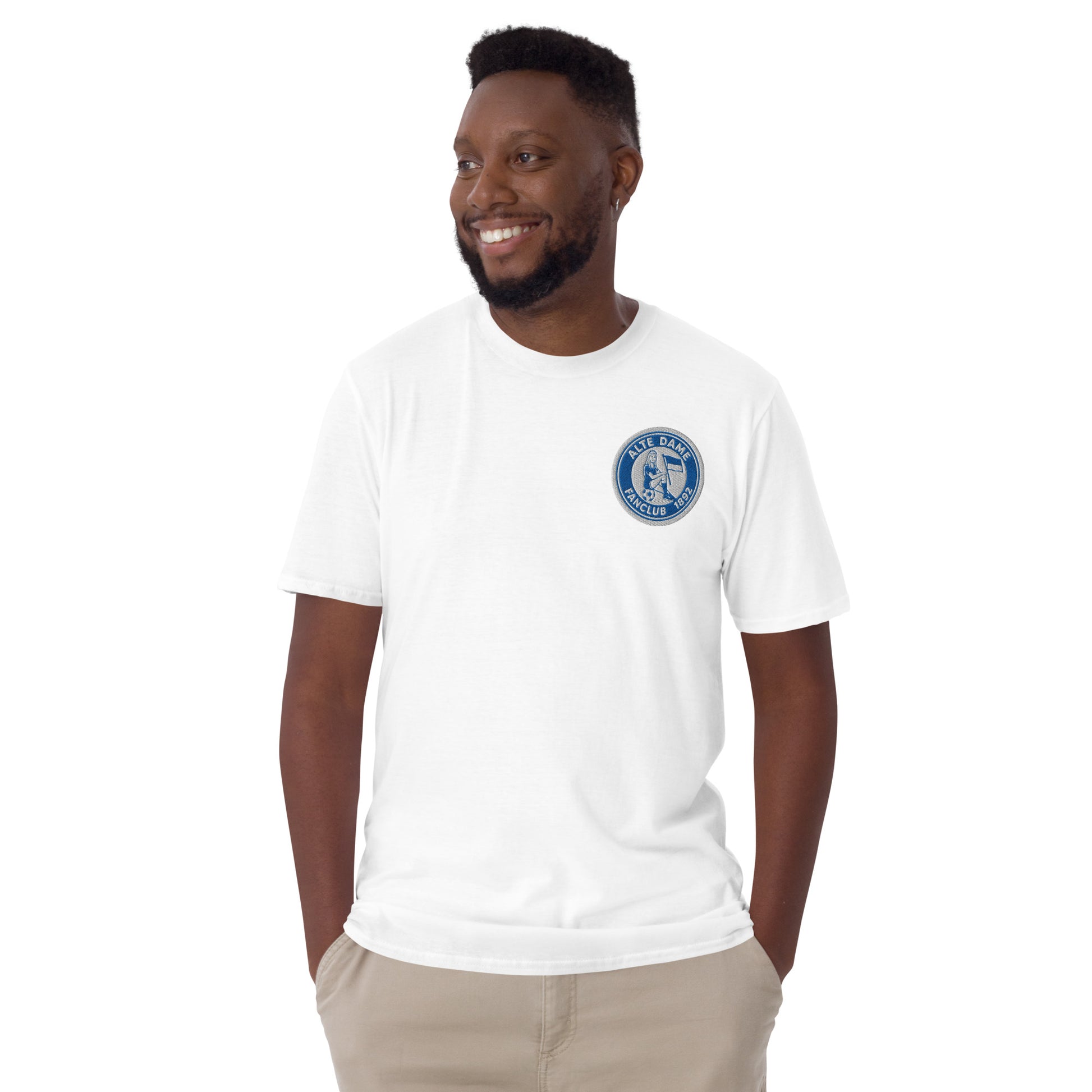 Weißes, kurzärmeliges Unisex-T-Shirt von Sportswear Iron Monkey 23 mit Fanclub Alte Dame 1892-Print, vorne sichtbar.
