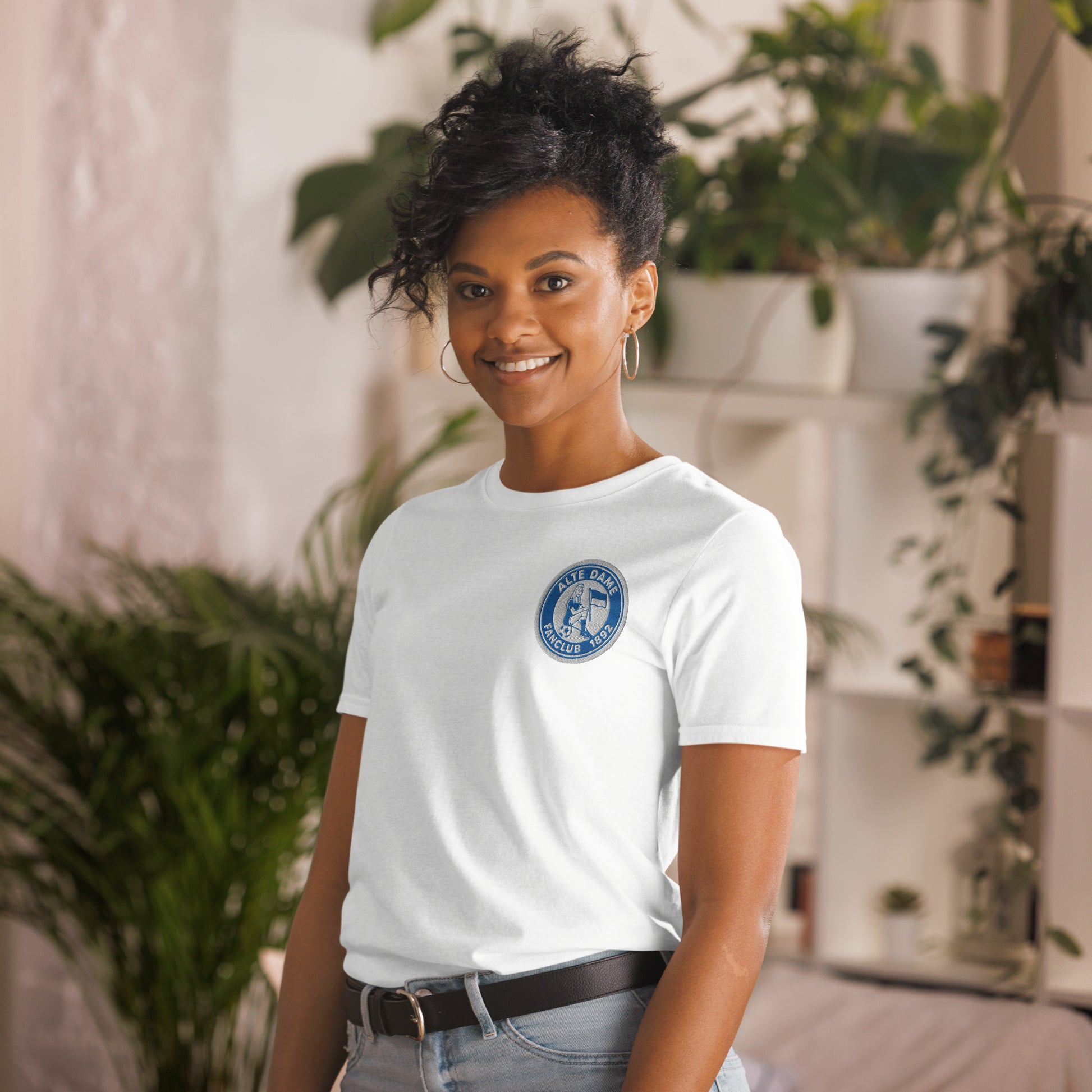 Weißes unisex T-Shirt von Sportswear Iron Monkey 23 mit Fanclub Alte Dame 1892 Design, links vorne sichtbar.