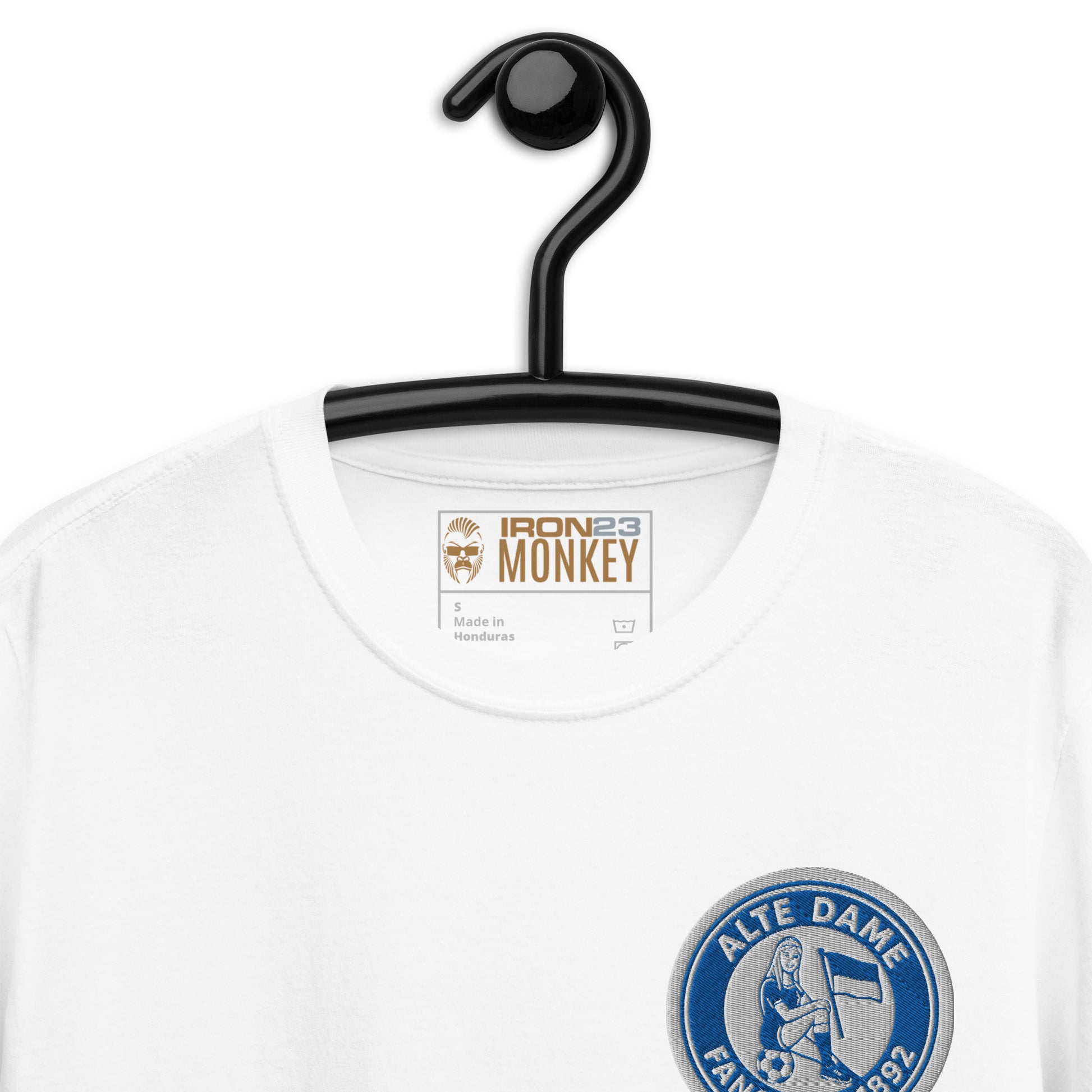 Weißes unisex Kurzarm-T-Shirt von Sportswear Iron Monkey mit Fanclub Alte Dame 1892 Druck, weiche Baumwollqualität, Nahaufnahme