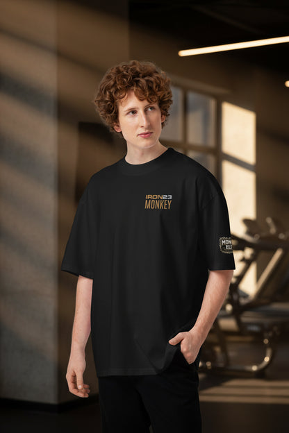 Unisex Oversized Bio-T-Shirt von Sportswear Iron Monkey 23 mit weitem Kragen, schwarzes nachhaltiges Baumwollshirt, Frontansicht.