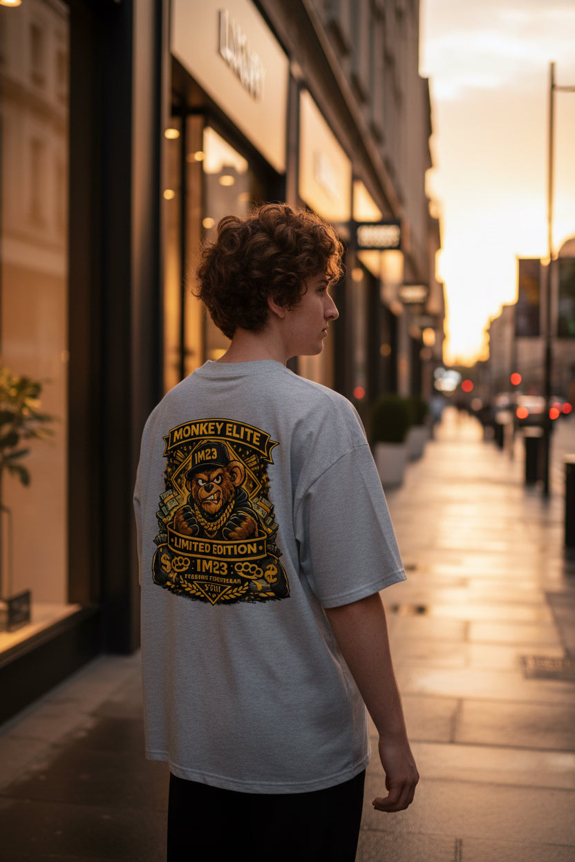 Unisex Bio-T-Shirt von Sportswear Iron Monkey 23, oversized, mit breitem Kragen, aus nachhaltiger Baumwolle, in heather-grau, Rückansicht.