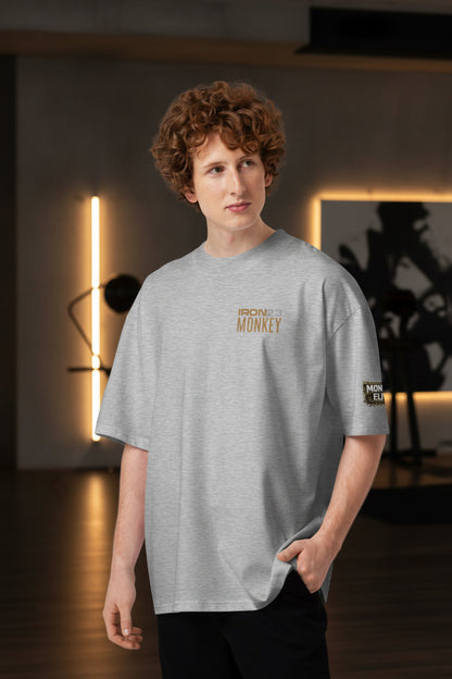 Unisex Bio-T-Shirt mit weitem Kragen aus nachhaltiger Baumwolle, in Heather-Grau, von Sportswear Iron Monkey 23.
