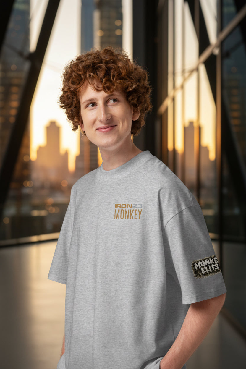 Unisex Bio-T-Shirt von Sportswear Iron Monkey 23, oversized, mit breitem Kragen in hellgrau aus nachhaltiger Baumwolle.