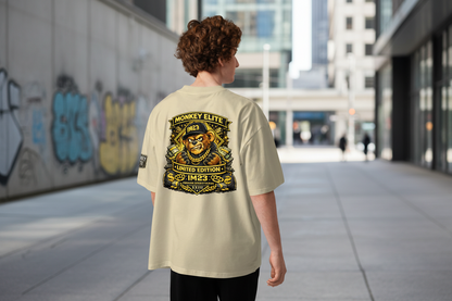 Unisex Bio-T-Shirt von Sportswear Iron Monkey 23, oversized, mit weitem Kragen aus nachhaltiger Baumwolle, in Stone-Farbe.