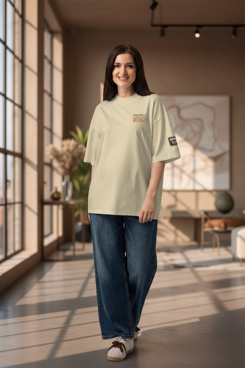 Unisex Bio-Oversized T-Shirt von Sportswear Iron Monkey 23 mit breitem Kragen aus nachhaltiger Baumwolle, in steinfarben.