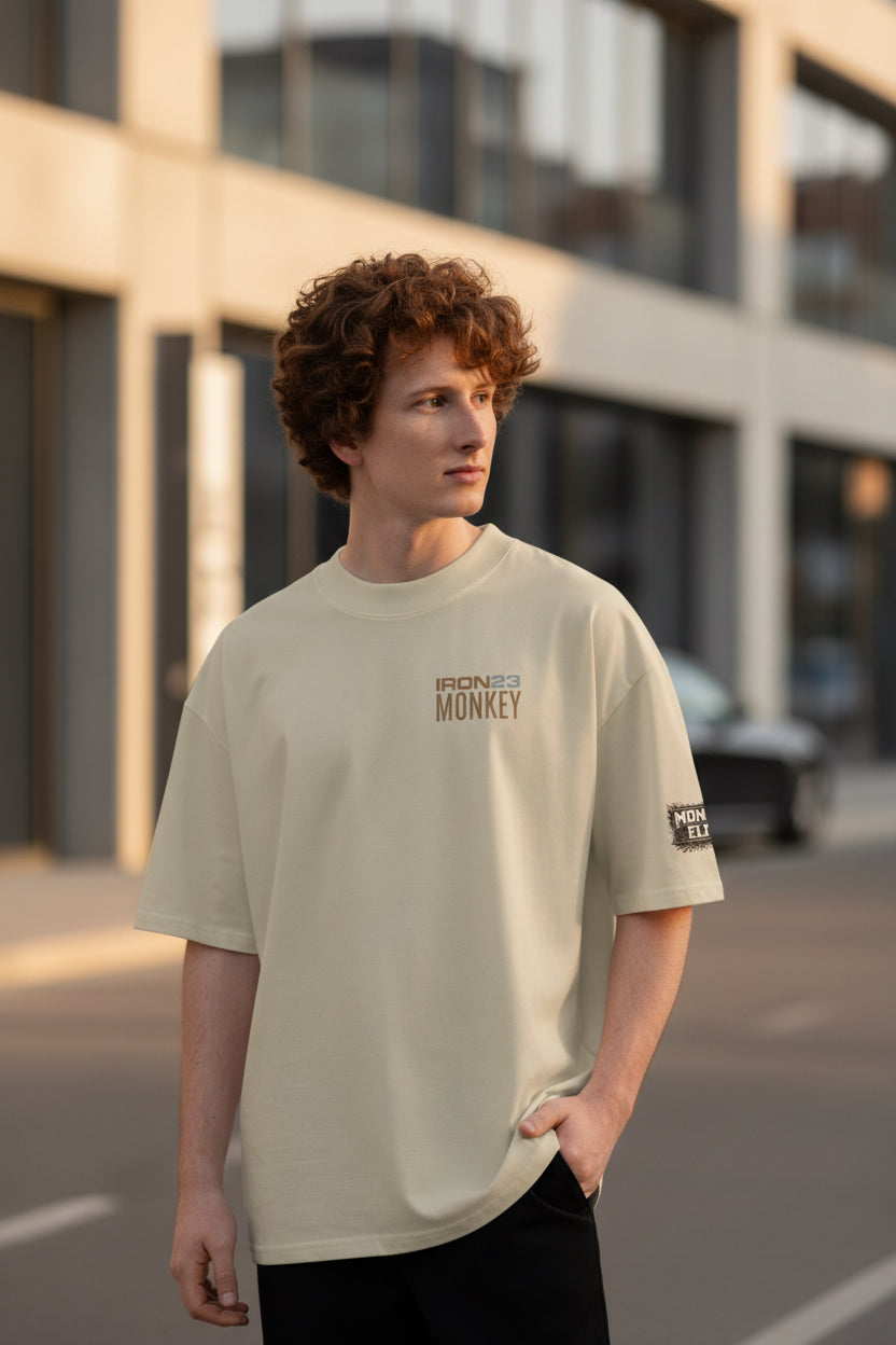 Unisex Bio-T-Shirt von Sportswear Iron Monkey 23 mit weitem Kragen, aus nachhaltiger Baumwolle, in Steinfarben, oversized Schnitt.