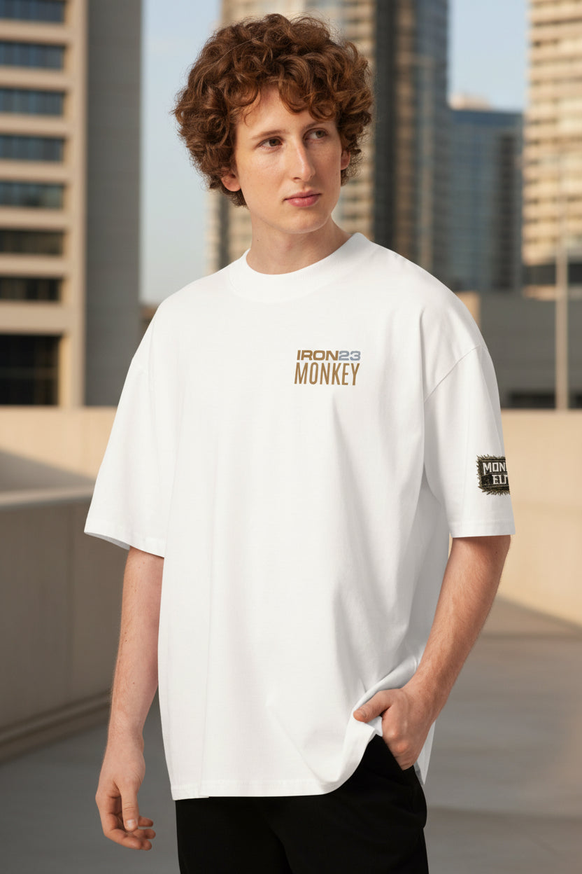 Weißes Bio-Oversized T-Shirt für Unisex mit weitem Kragen aus nachhaltiger Baumwolle von Sportswear Iron Monkey 23, vorne sichtbar