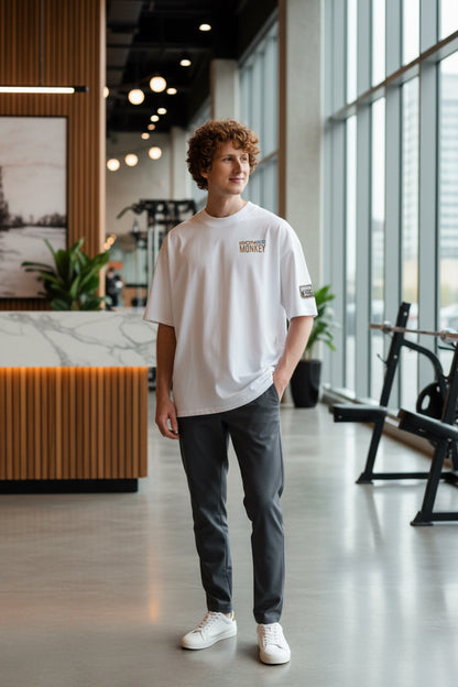 Unisex Oversized Bio-T-Shirt von Sportswear Iron Monkey 23 mit breitem Kragen aus nachhaltiger Baumwolle, weiß, links im Bild.