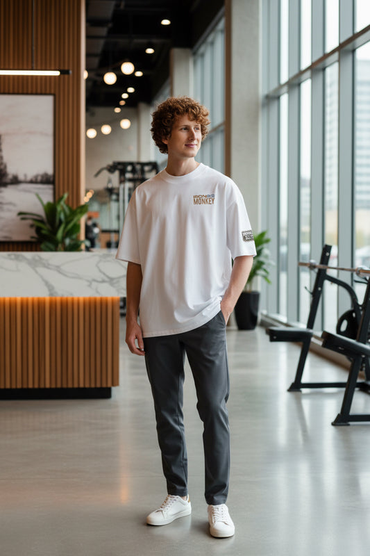 Unisex Oversized Bio-T-Shirt von Sportswear Iron Monkey 23 mit breitem Kragen aus nachhaltiger Baumwolle, weiß, links im Bild.
