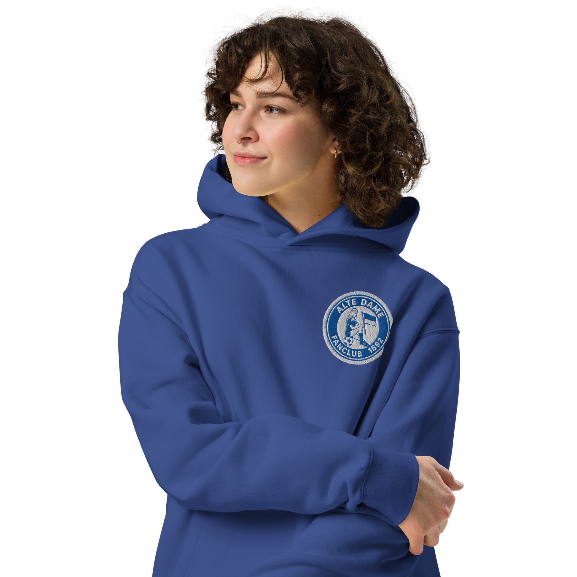 Unisex-Relax-Hoodie in Kobaltblau von Sportswear Iron Monkey 23 mit Fanclub Alte Dame 1892 Aufdruck, vorne sichtbar.