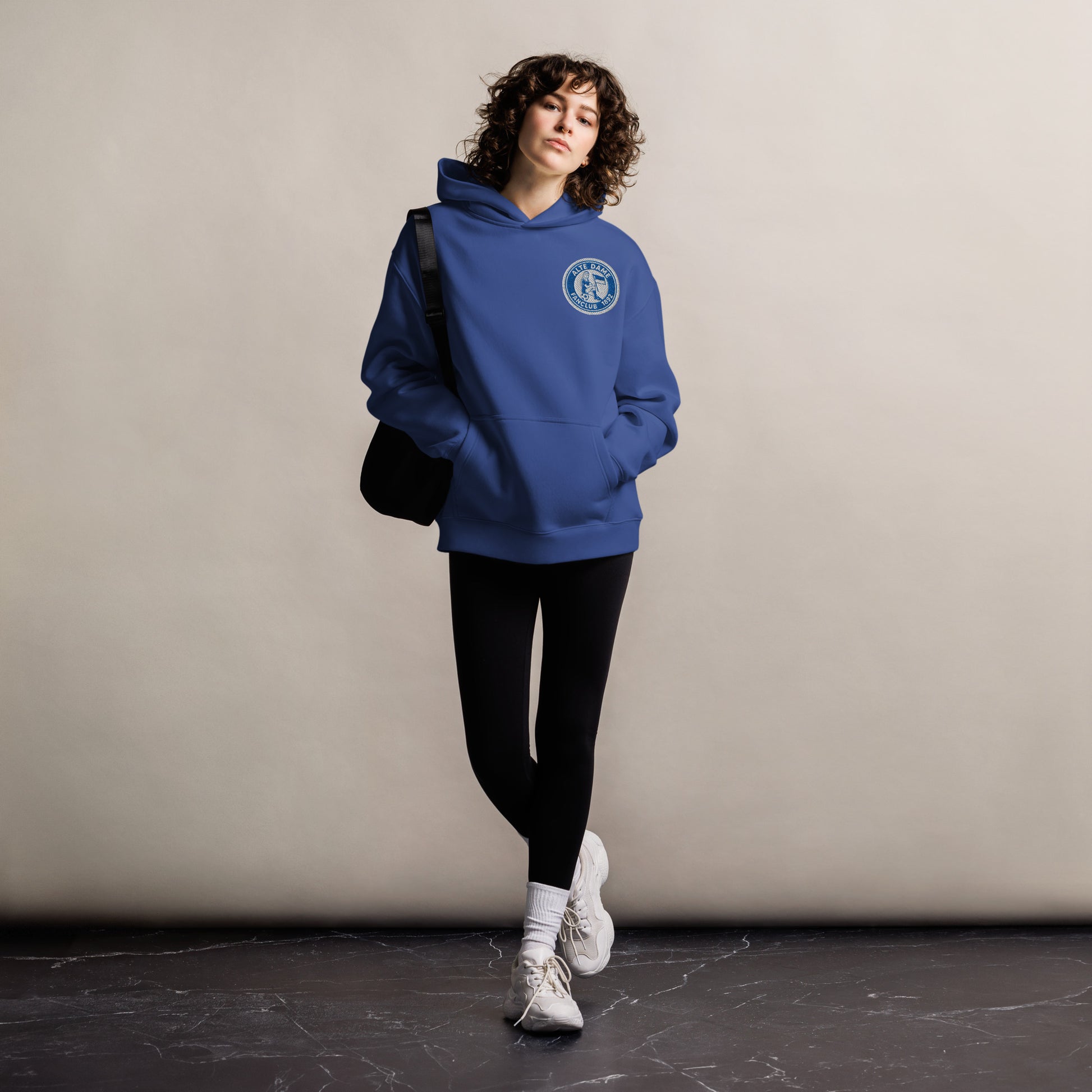 Unisex-Relax-Hoodie in Kobaltblau mit Fanclub Alte Dame 1892 Logo von Sportswear Iron Monkey 23, Frontansicht