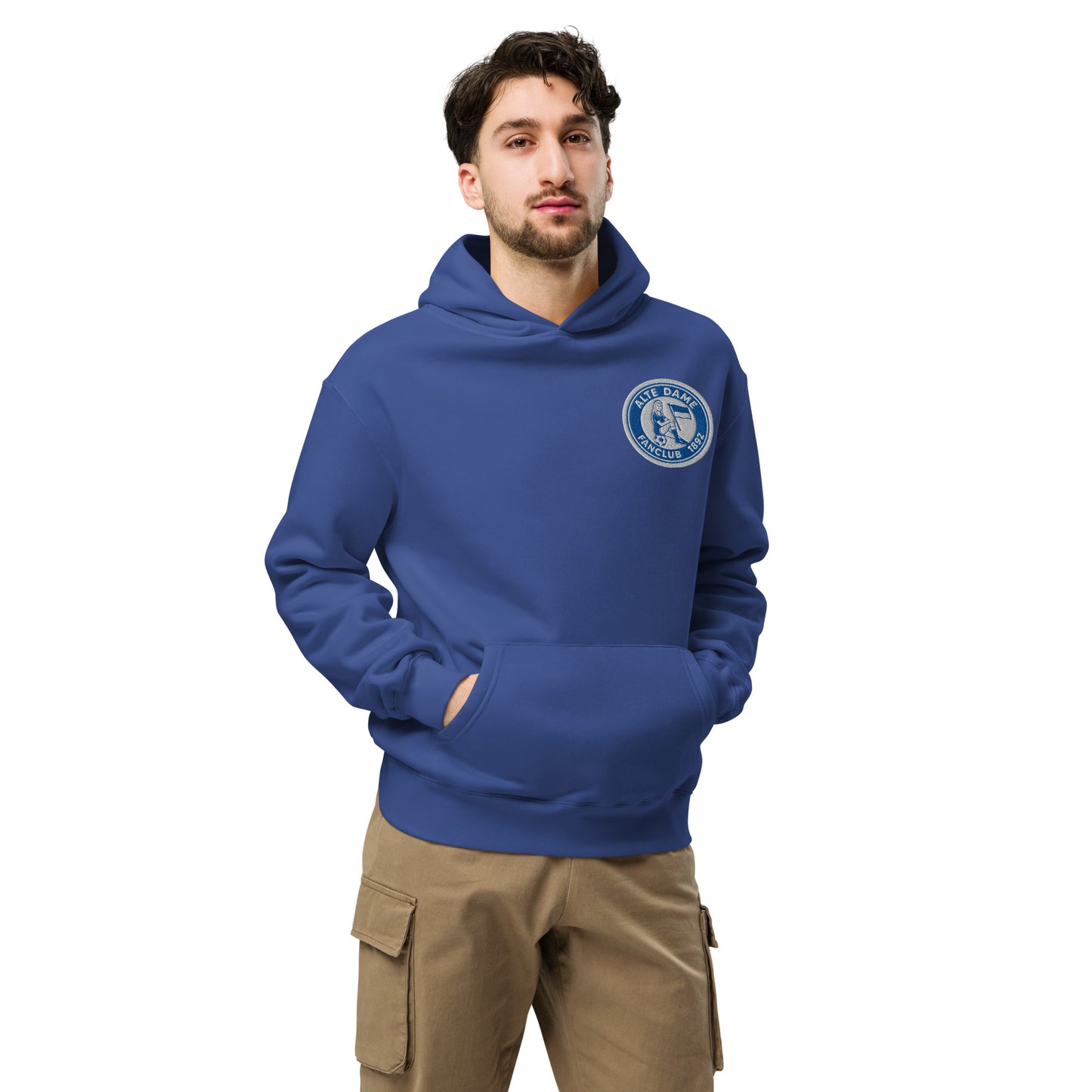 Unisex Oversized-Hoodie in Kobaltblau mit Fanclub Alte Dame 1892 Logo, Sportswear Iron Monkey 23, Frontansicht.