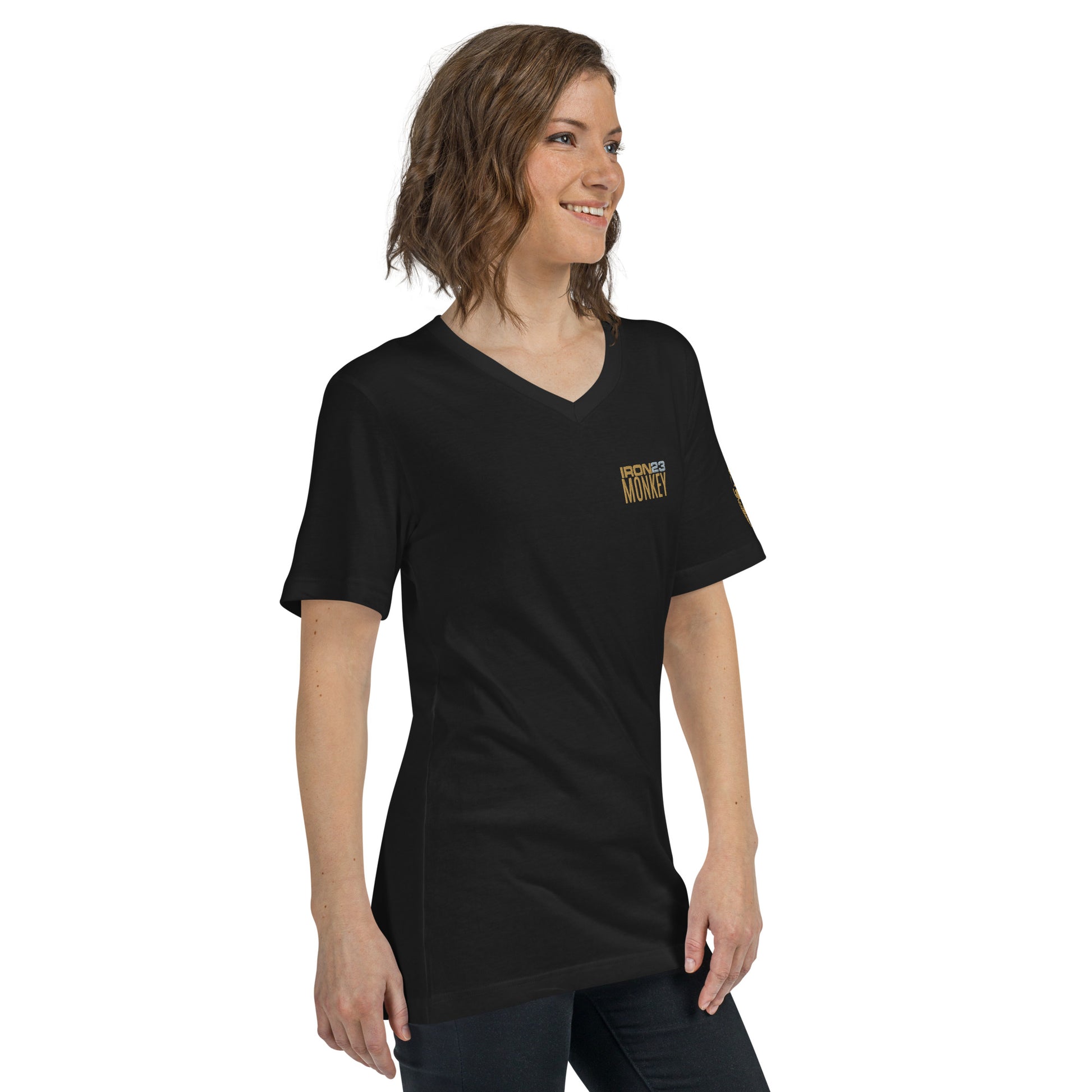 Unisex V-Ausschnitt T-Shirt von Sportswear Iron Monkey 23 aus 100% gekämmter Baumwolle, schwarze Farbe, rechte Frontansicht.