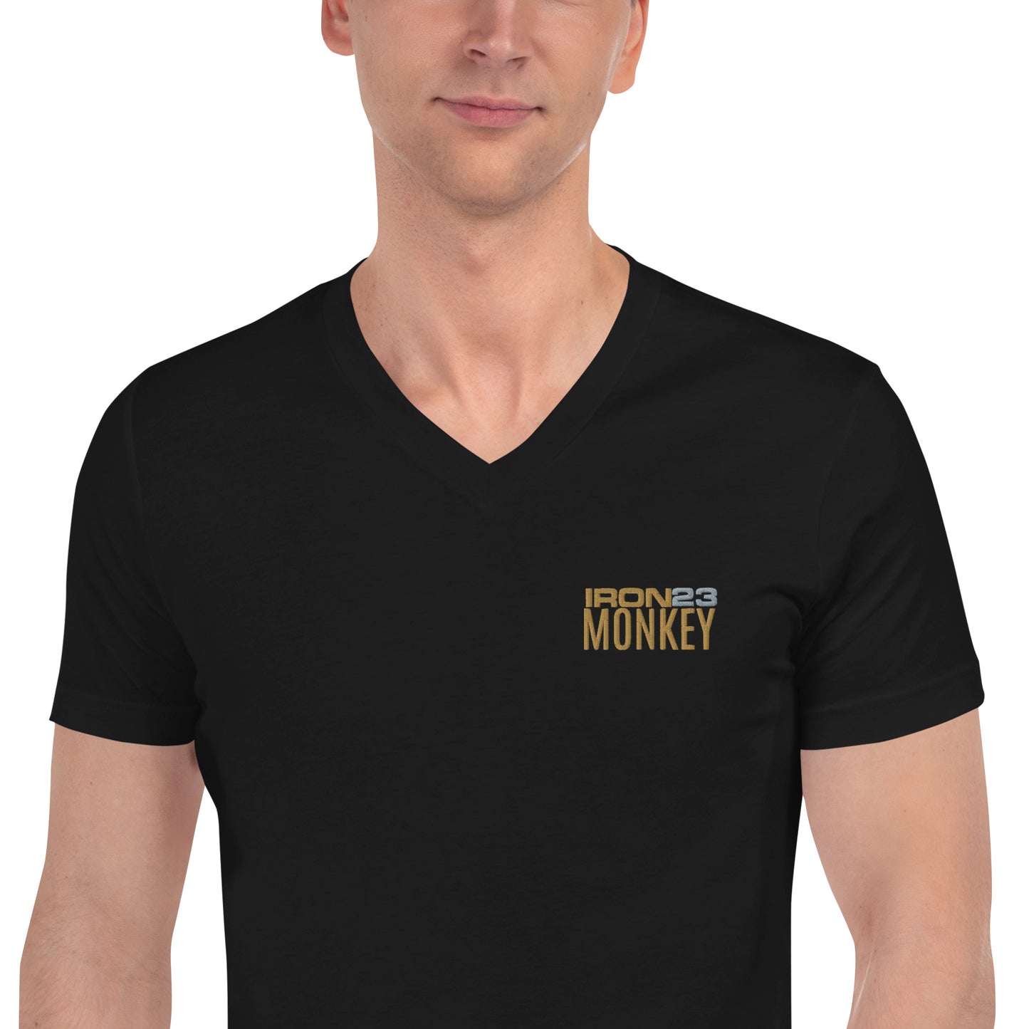 Unisex V-Ausschnitt T-Shirt von Sportswear Iron Monkey 23 aus 100% gekämmter Baumwolle in Schwarz, Nahaufnahme.