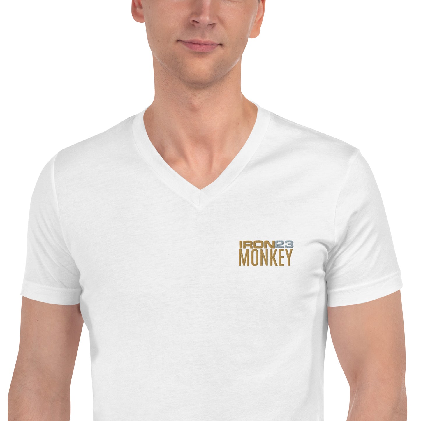 Weißes Unisex V-Ausschnitt T-Shirt von Sportswear Iron Monkey 23 aus 100% gekämmter Baumwolle, Nahaufnahme