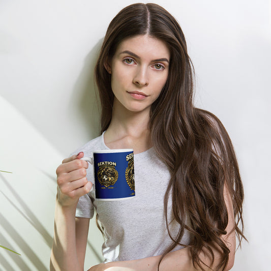 Weiße glänzende Tasse mit 11 oz Fassungsvermögen, Accessoire von Sportswear Iron Monkey 23, für Kaffee oder Tee.