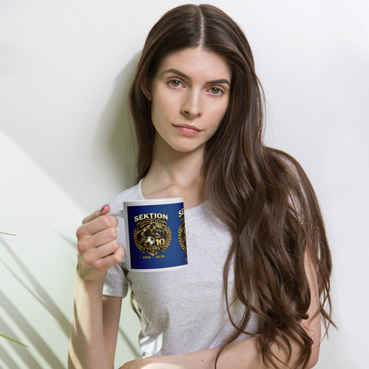 Weiße, glänzende Tasse mit 20 oz Fassungsvermögen, Sportaccessoire von Sportswear Iron Monkey 23, glänzendes Keramikdesign