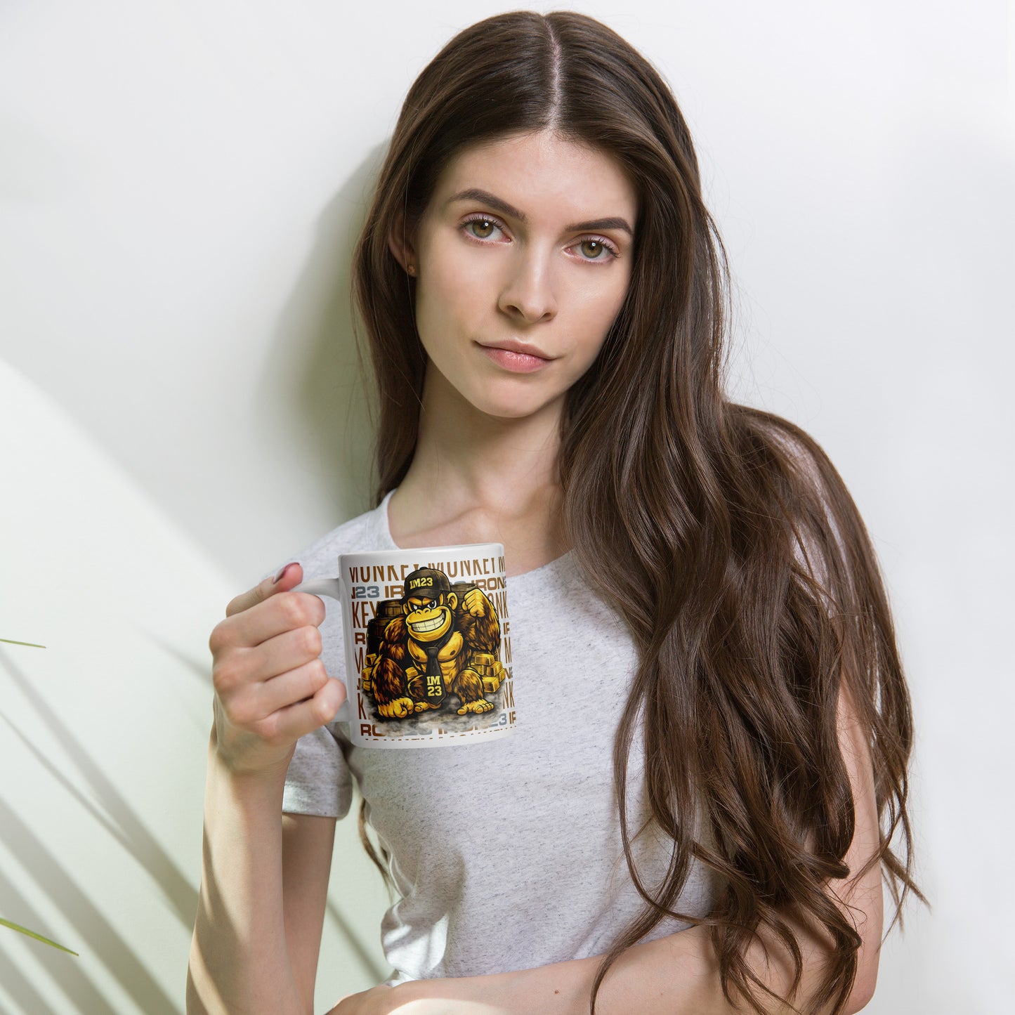 Weiße glänzende Keramiktasse von Sportswear Iron Monkey, spülmaschinenfest, mikrowellengeeignet, 20oz, für Kaffee oder Tee.